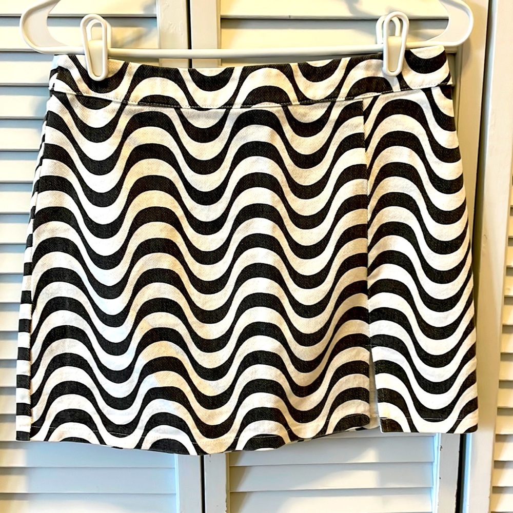 New with tags - black and white  geometric skirt